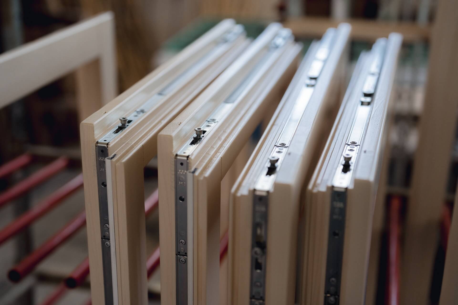 Telai di finestre in legno in produzione