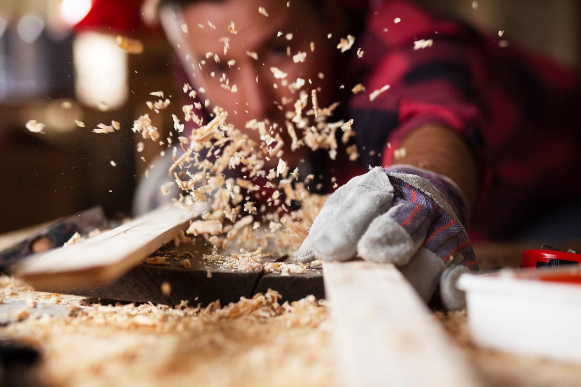 Lavorazione del legno con trucioli in falegnameria