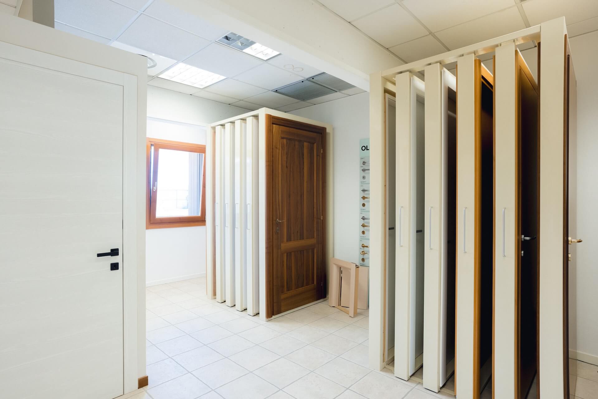 Showroom con porte interne su misura in esposizione